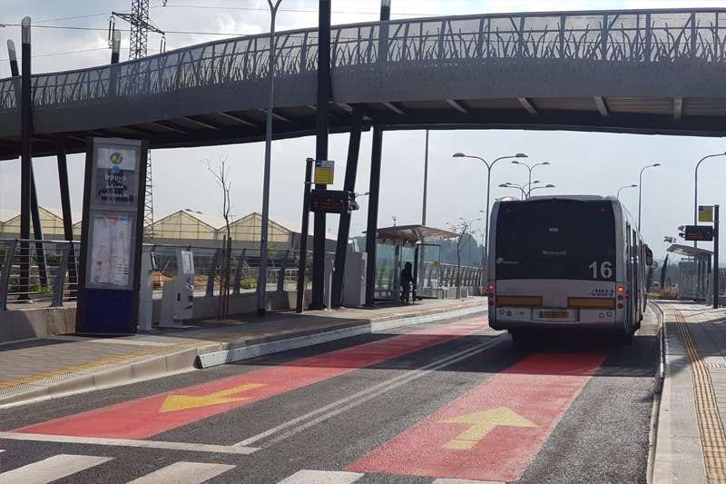 גבר נפגע הלילה ממטרונית בקריית ביאליק, מצבו קשה