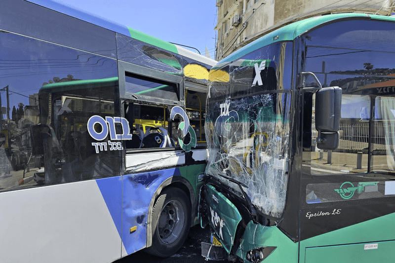 מספר פצועים בתאונה בין אוטובוס למטרונית בשדרות המגינים