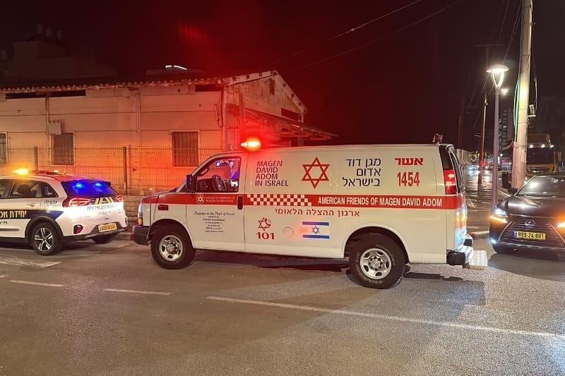 בן 80 במצב קשה לאחר שהתמוטט במסעדה