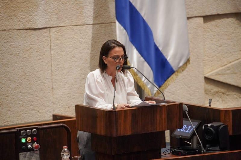 השרה דיסטל למשרד החינוך: לפטר את המורה מליאו בק