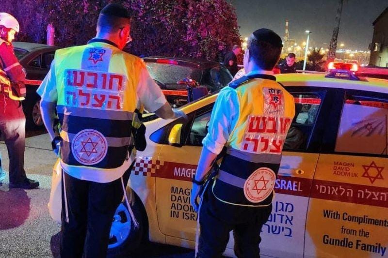 חשד לפגע וברח: גבר נמצא ללא סימני חיים בצד הכביש