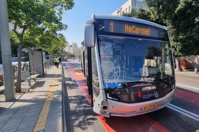 הולך רגל נפצע קשה מפגיעת מטרונית בדרך העצמאות