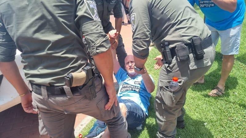 שני עצורים בהפגנה בצומת מת"מ