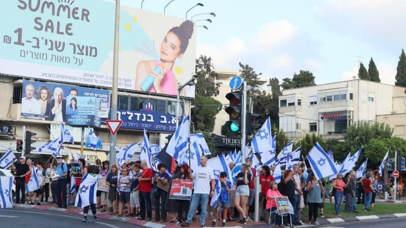 אחרי ההפגנה הגדולה אתמול: מאות מפגינים בכיכר ספר