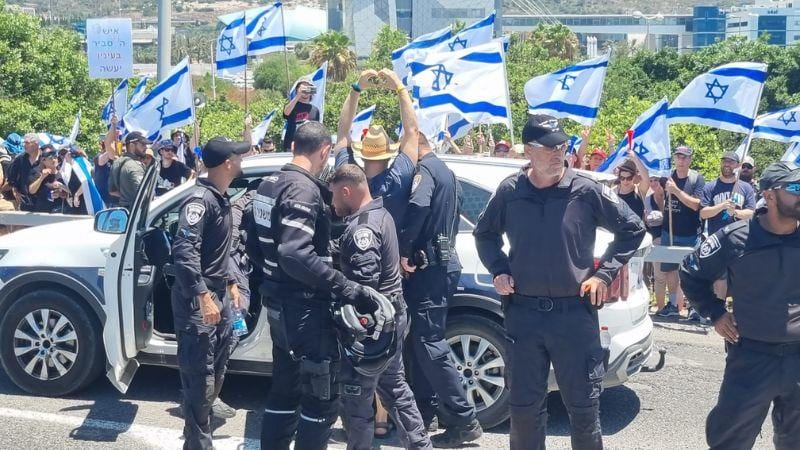מפגינים חסמו עם רכביהם את כביש החוף; שני מפגינים נעצרו