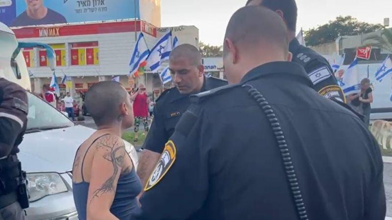 הפגנה בכיכר ספר: המשטרה עצרה מפגינה
