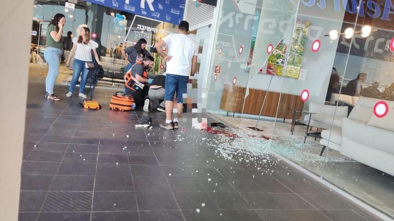 חלון ראווה התנפץ בקריית אתא: גבר נפצע באורח בינוני