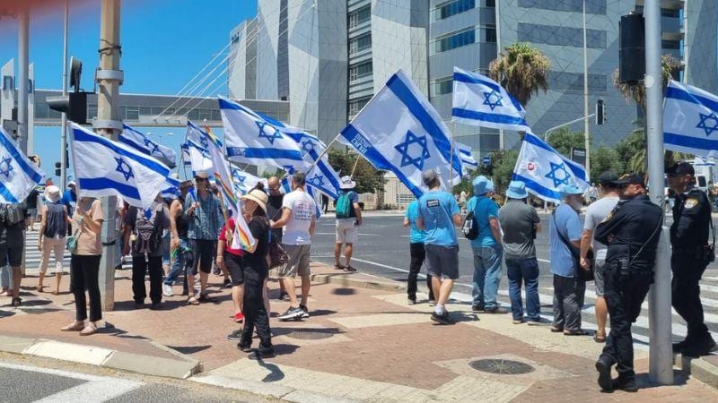 מאות מפגינים בצומת מת"מ נגד הרפורמה המשפטית