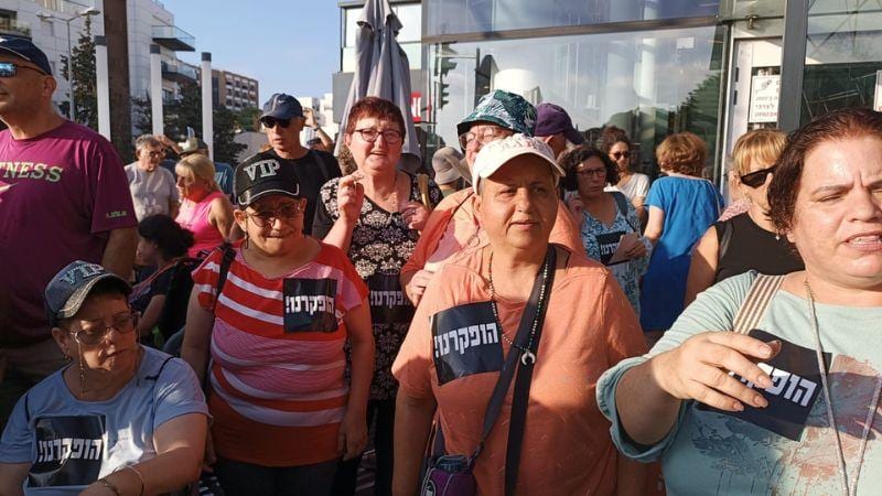 "חרפה": עשרות בהפגנת תמיכה בעובדי החינוך המיוחד בחורב