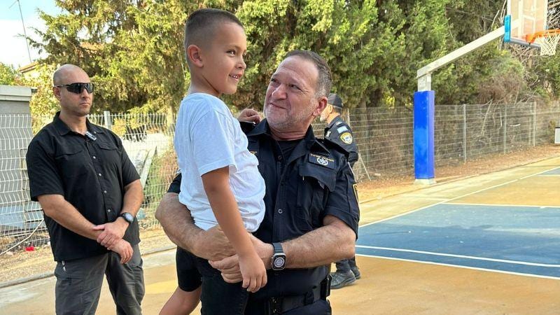 הבטיח וקיים: המפכ"ל ליווה את בן ה-7 ביום הראשון ללימודים