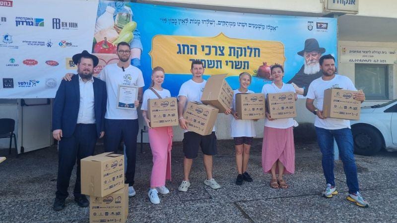 כמדי שנה – חלוקת סלי מזון לראש השנה עם חב"ד
