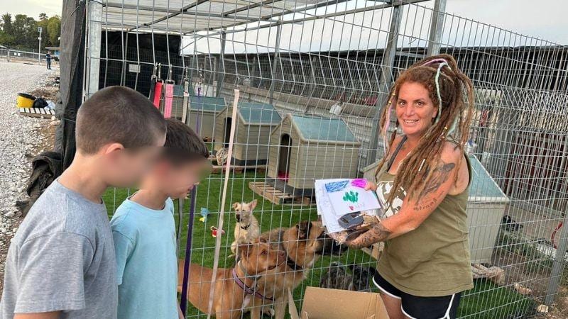 תלמידי הריאלי התגייסו למען הכלבים שפונו מעוטף עזה וגבול הצפון