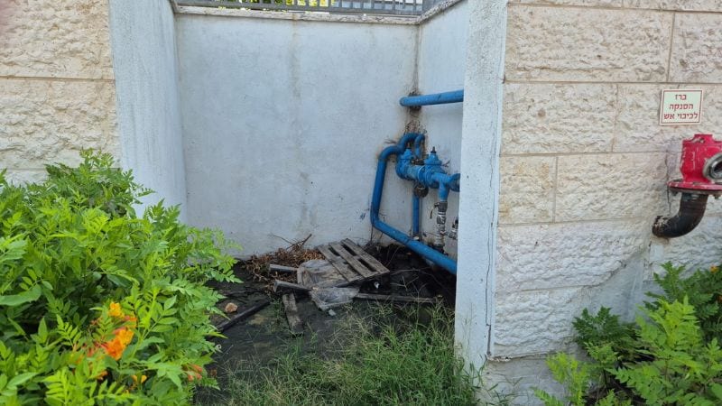 הורים בנאות פרס חוששים מקדחת הנילוס בגלל מים עומדים