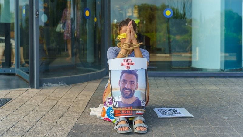 בשעה זו: 15 פעילי תנועת "משנים כיוון" כפתו עצמם בכניסה למת"ם
