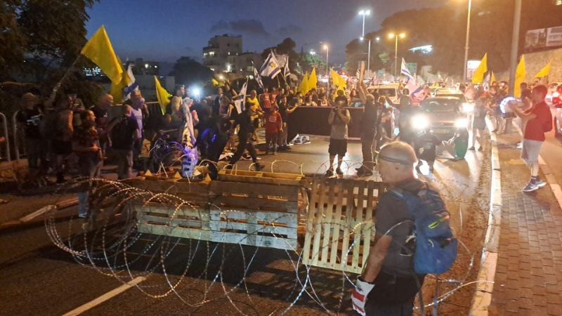 צפו: פעילי מחאה חוסמים את כביש פרויד בגדרות תיל