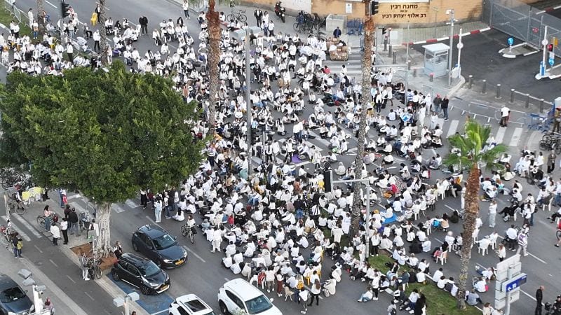 בואו לחזק את משפחות אנגרסט ואהל בכיכר החטופים המקומית בקרית ביאליק