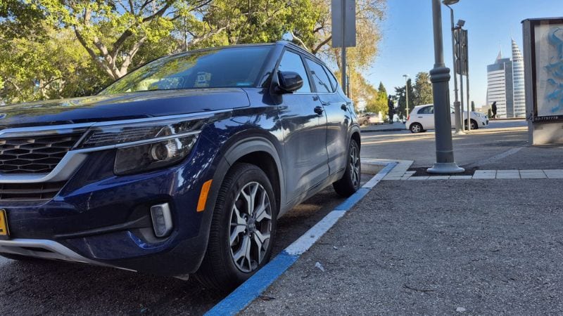 בלחץ הציבור: העירייה דוחה (בינתיים) את הסדרת הכחול-לבן בצ'ק פוסט