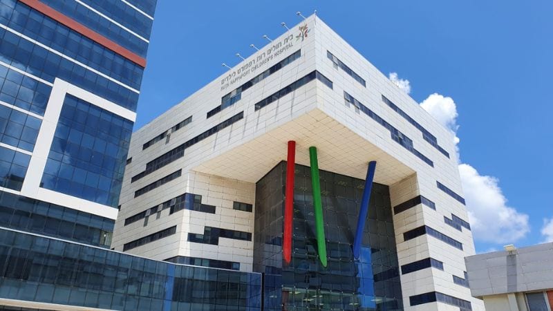 עכשיו אפשר לספר: ילדה סורית קיבלה טיפול מציל חיים ברמב"ם וחזרה לביתה