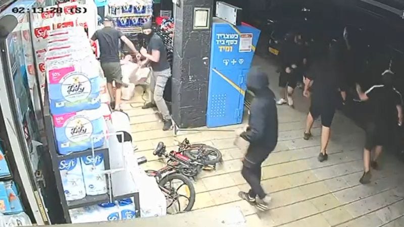 אירוע אלימות חמור: כ-15 רעולי פנים תקפו שלושה צעירים ברחוב מוריה בשישי בלילה