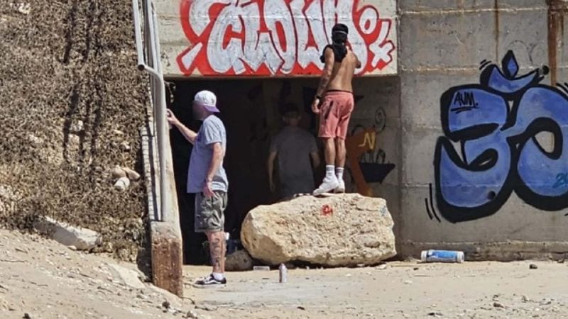 נתפסו על חם: כתב אישום נגד מרססי גרפיטי בחוף הים בחיפה