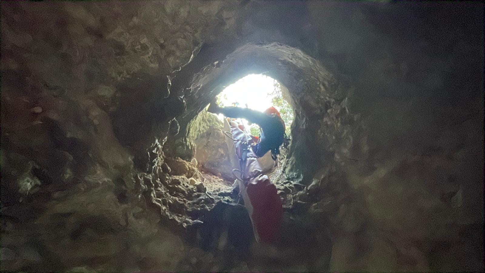 מטייל נפל לבור עמוק באזור עין הוד. צוותי חילוץ פועלים בשטח