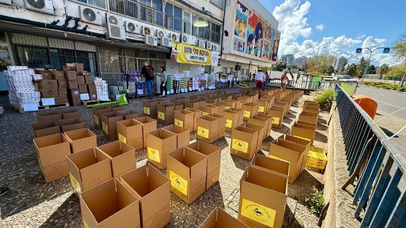 למרות המלחמה: בחב"ד חיפה חילקו כאלף סלי מזון למשפחות מעוטות יכולת