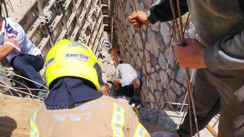 בשעה זו בגבעת זמר: לוחמי אש פועלים לחילוץ פועל שנפל מגובה