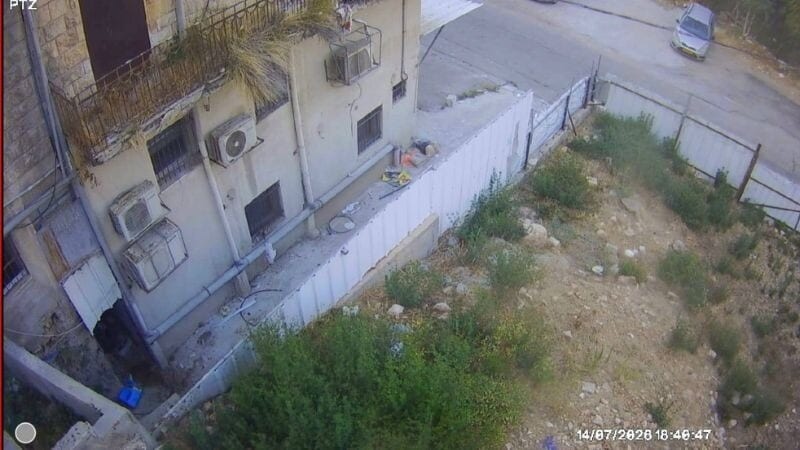 הוסר המבנה הבלתי חוקי מעל מדרגות דבורה: אפשר (בינתיים) לנשום לרווחה