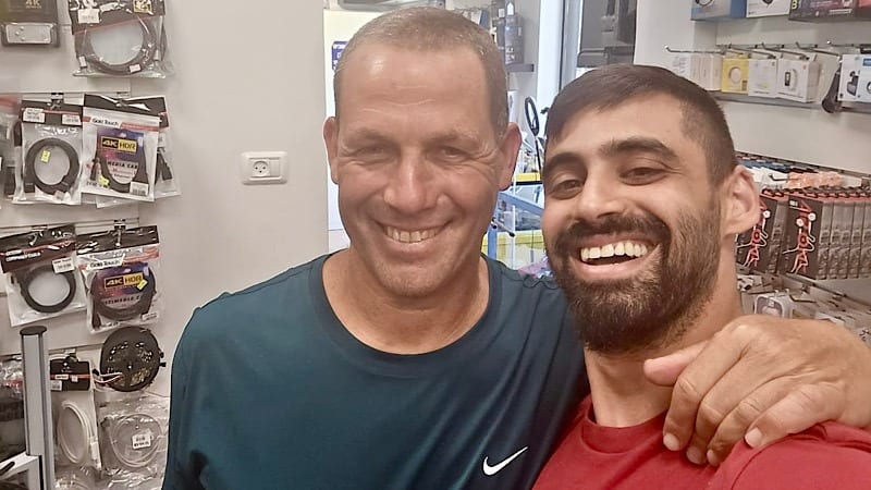 סגירת מעגל מרגשת: המאמן מצא 9,760 שקל שאיבד חניכו לשעבר בחדר הכושר